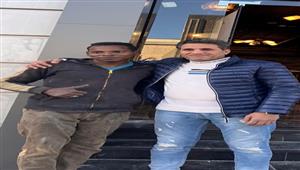 "كنت بنام على الرصيف قبل ما أغني".. أحمد شيبة يلبي هذا الطلب لعامل