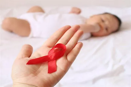 مريضة إيدز تضع حملها في قنا.. طبيب يوضح كيفية حماية الجنين من العدوى؟ 