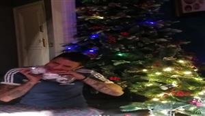 بالصور| أحمد الفيشاوي يزين "شجرة" الكريسماس داخل منزله