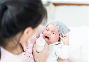 طبيب يحذر من بكاء الطفل بعد الرضاعة: علامة على هذه الأمراض