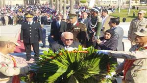 بالصور- محافظ بورسعيد يضع إكليل الزهور على النصب التذكاري بمناسبة عيد النصر