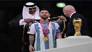 لن تتوقع المبلغ.. عرض خرافي لشراء البشت الذي ارتداه ميسي في كأس العالم