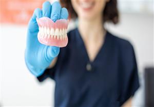أطقم الأسنان الصناعية- ما الفرق بين الثابتة والمتحركة؟