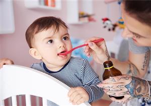 انتبهي- 6 أعراض تستدعي وقف تقديم الدواء لطفلِك