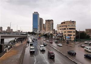 المرور تغلق عدد من الطرق بسبب السيول والأمطار