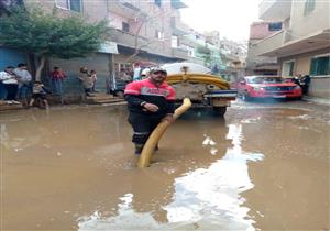 بالصور - الأمطار تغرق شوارع في المنيا والمحافظ يوجه بسحب تجمعات المياه