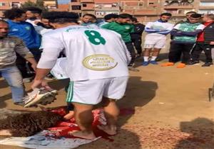 "لفك النحس".. لاعبو نادي بنها يذبحون خروفًا في أرض الملعب- صور