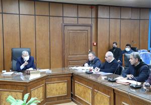 إنشاء مواقف سيارات وأسواق.. محافظ المنيا يناقش مع نواب البرلمان مطالب الأهالي