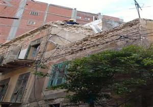 بالصور.. لحظة إنقاذ مُسن من المنزل المنهار بحي الجمرك في الإسكندرية