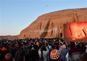 بالفيديو والصور.. الآلاف يشاهدون تعامد الشمس على وجه الملك رمسيس الثانى بمعبده في أبوسمبل 