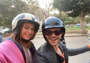 دراجة نارية ومع النبوي.. هند صبري تنشر صورًا من كواليس "البحث عن علا"