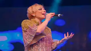 بالصور- أصالة تستعرض إطلالتها في حفل مهرجان أمواج العقبة في الأردن