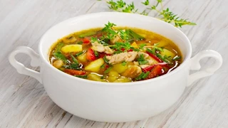 لن تتخيل.. تأثير تناول شوربة الدجاج البلدي على صحة المفاصل والكوليسترول