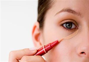 الكونسيلر.. عصا سحرية لإخفاء الهالات السوداء