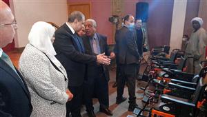 بالصور- وزير القوى العاملة يسلم 20 عقد عمل وكراسي متحركة لذوي الهمم في أسوان