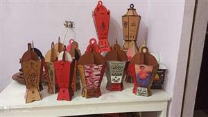 بالاسم والصورة.. "مايكل" يُبدع في صناعة الفوانيس الخشب لأول مرة بجنوب سيناء - فيديو وصور