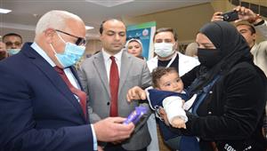 صور.. محافظ بورسعيد يوزع الحلوى على الصغار قبل التطعيم ضد شلل الأطفال