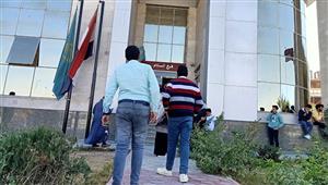 صور.. توافد المواطنين على بنك مصر لشراء شهادات الـ18% بالسويس