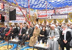 محافظ قنا يضع إكليل الزهور على النصب التذكاري لشهداء موقعه البارود