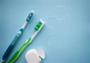 الفرشاة Vs الخيط الطبي- أيهما أفضل لتنظيف أسنانك؟