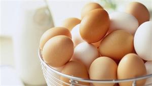 هل البيض يرفع مستوى الكوليسترول في الدم؟