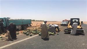 بالصور- 3 مصابين في انقلاب "سيارة بطيخ" على طريق أبو سمبل بأسوان