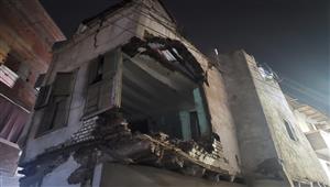 انهيار منزل من طابقين بأسيوط