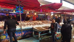 بالفيديو والصور.. سر الإقبال الكبير على سوق الأسماك في بورسعيد بعد 3 أيام رمضان