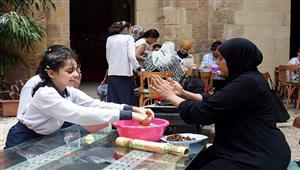 بالصور- سيدات الدرب الأحمر يصنعن كحك العيد بـ"لمة زمان" 