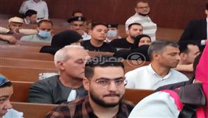 بالفيديو والصور- والد بسنت خالد يصلي ركعتين شكر في الشارع بعد الحكم على المتهمين