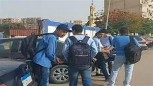 لحظة دخول طلاب الصف الثاني الثانوي لأداء الامتحانات بأسيوط (فيديو)