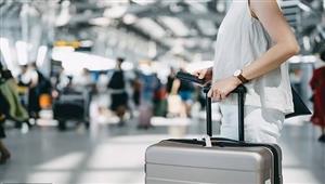 بدون تكاليف.. حيلة رائعة لاصطحاب المزيد من الأمتعة إلى الطائرة 