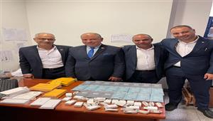 "54 تليفون" حول جسد الزوجة وشقيقتها.. إحباط تهريب هواتف محمولة في مطار برج العرب - صور