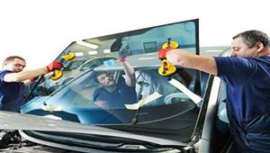 شرخ زجاج السيارة الأمامي بسبب الحجارة .. إصلاح أم استبدال؟