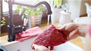  احذري وضعي اللحوم المجمدة في المياه.. إليكِ الطريقة المثالية لفكها