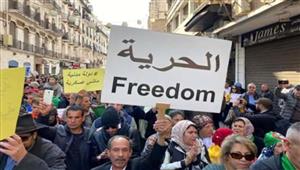 الصحفيون في تونس يحتجون ضد تراجع حرية الصحافة