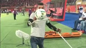 بشكل مبهر بـ"العكازين".. مشجع أهلاوي من ذوي الهمم يتلاعب بالكرة