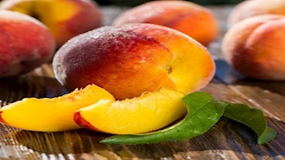 هذا ما يحدث لجسمك عند تناول الخوخ.. مفاجأة 