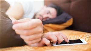 ماذا يحدث عند الاحتفاظ بهاتفك في غرفة النوم؟