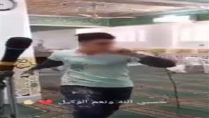 طير النوم من عيني.. تعليق مبروك عطية على غناء شاب في ميكرفون المسجد