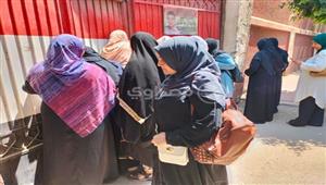بالصور- شكاوى من صعوبة الاقتصاد.. أولياء أمور يدعمون أبنائهم في امتحانات الثانوية بالمنوفية