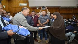 صور.. محافظ أسيوط يشهد حفل تسليم تأشيرات حجاج الجمعيات الأهلية