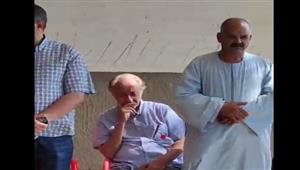 وصول جثمان والدة الفنان عبد العزيز مخيون استعدادًا لصلاة الجنازة