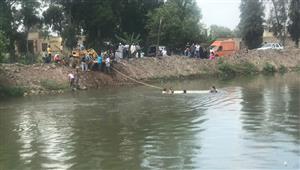 بسبب السرعة.. سقوط ميكروباص في ترعة بالدقهلية