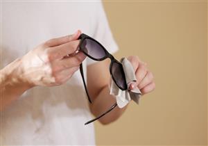 ارتداء النظارة الشمسية دون تنظيفها يهدد العين- إليك طريقة غسلها