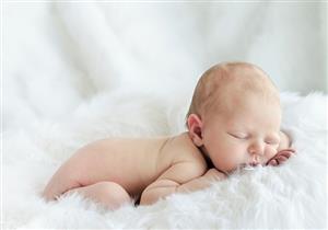نوم الرضيع على بطنه- طبيبة توضح فوائده وأضراره