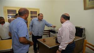 محافظ أسيوط يحيل رئيس قرية وسكرتير وحدة محلية للتحقيق