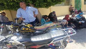 أولياء الأمور يفترشون الأرض أمام لجان إمتحانات الثانوية العامة بالمنيا - صور 