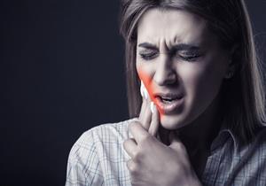 لماذا يزداد ألم الأسنان في الليل؟- طبيب يجيب