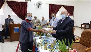 محافظ القاهرة يوزع اللحوم على عمال هيئة النظافة